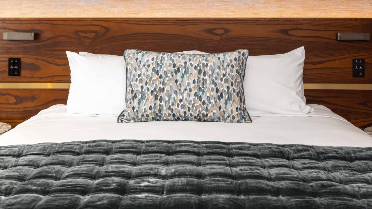 Horizon By Skycity Auckland Dış mekan fotoğraf A decorative pillow on a bed