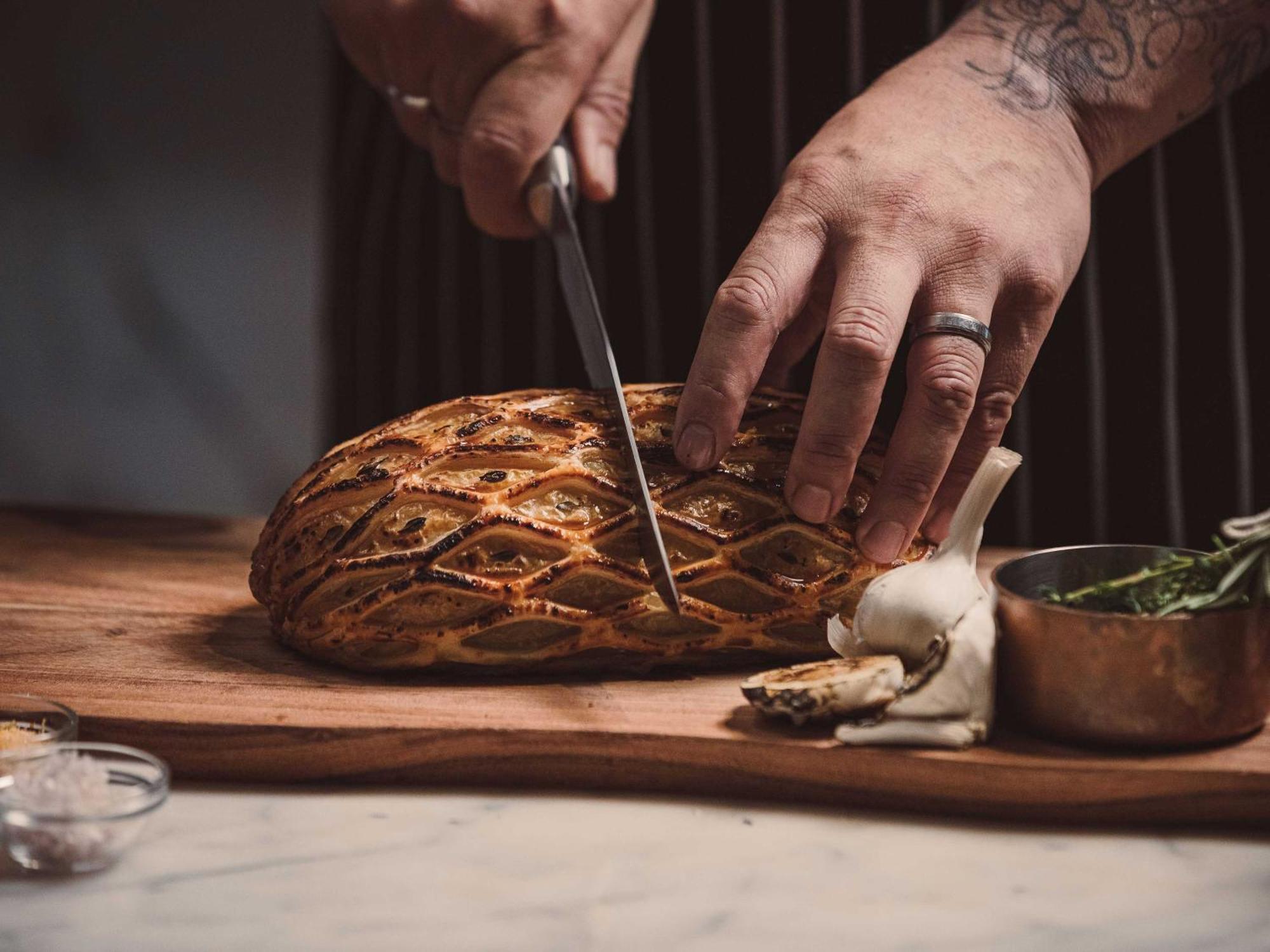 Horizon By Skycity Auckland Dış mekan fotoğraf Chef preparing a whole roasted suckling pig