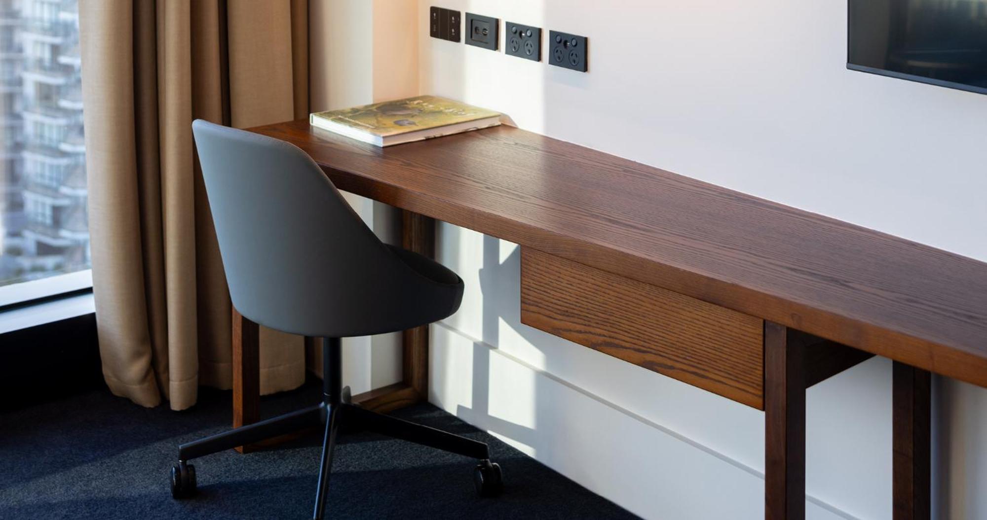 Horizon By Skycity Auckland Dış mekan fotoğraf A desk and chair
